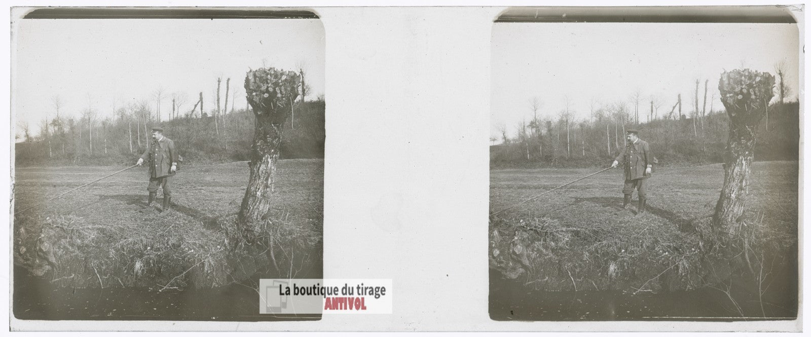 Pêcheur au bord de l'eau, plaque verre stéréo, photo ancienne 4,5x10,7 cm