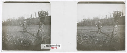Pêcheur au bord de l'eau, plaque verre stéréo, photo ancienne 4,5x10,7 cm