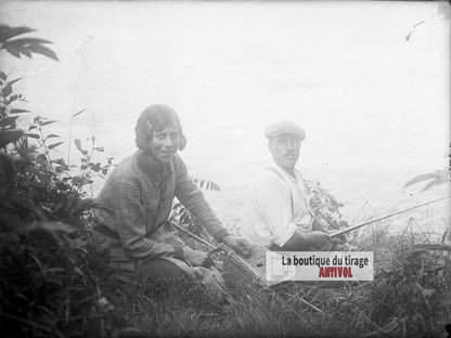 Couple en partie de pêche, nature, plaque verre photo ancienne, négatif 9x12 cm