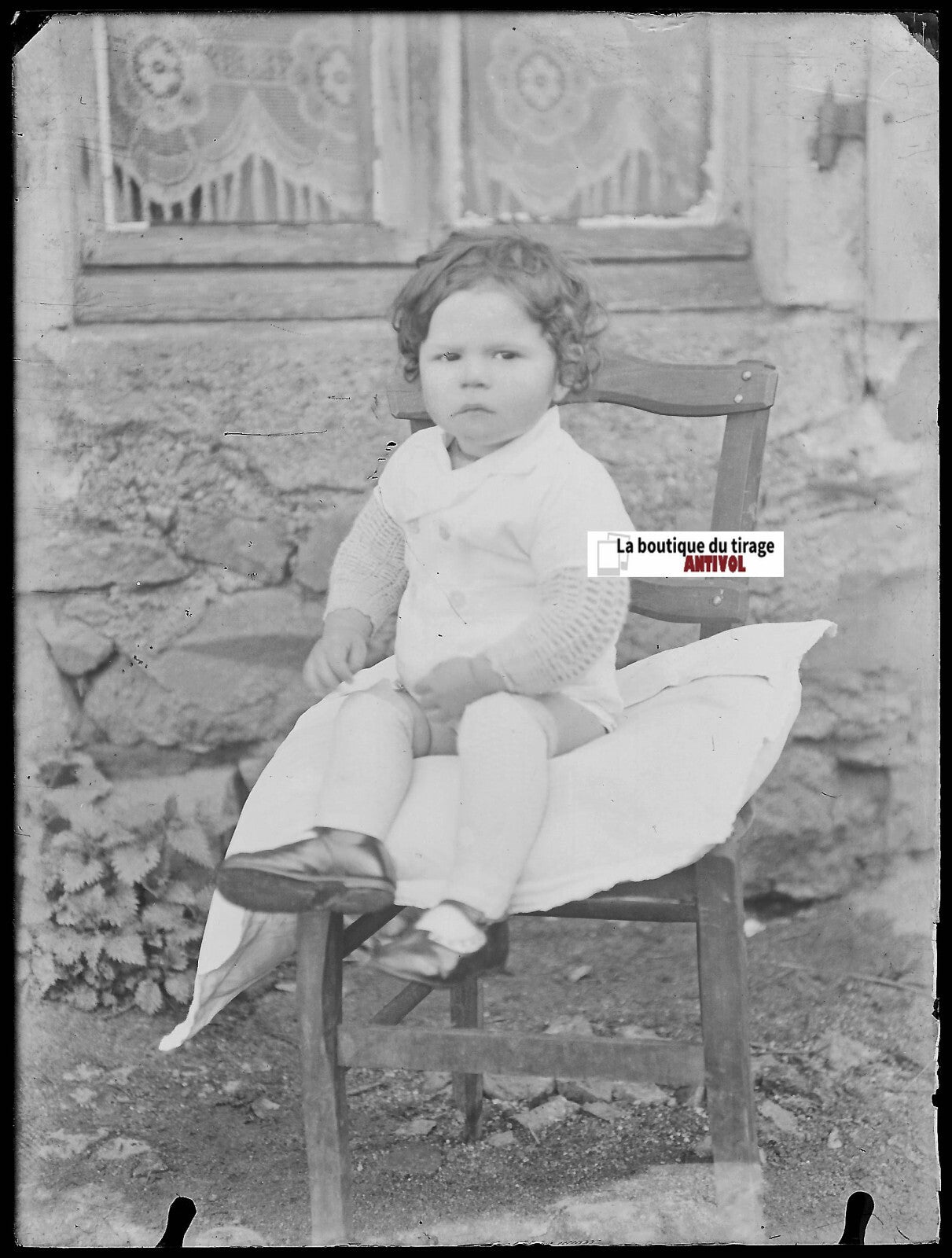 Petite fille, chaise, plaque verre photo ancienne, négatif noir & blanc 9x12 cm