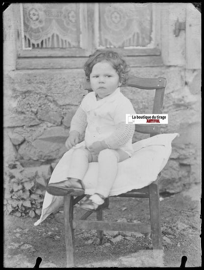 Petite fille, chaise, plaque verre photo ancienne, négatif noir & blanc 9x12 cm