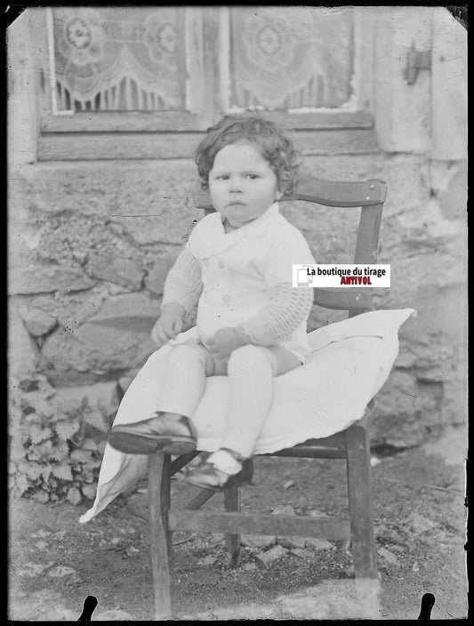 Petite fille, chaise, plaque verre photo ancienne, négatif noir & blanc 9x12 cm