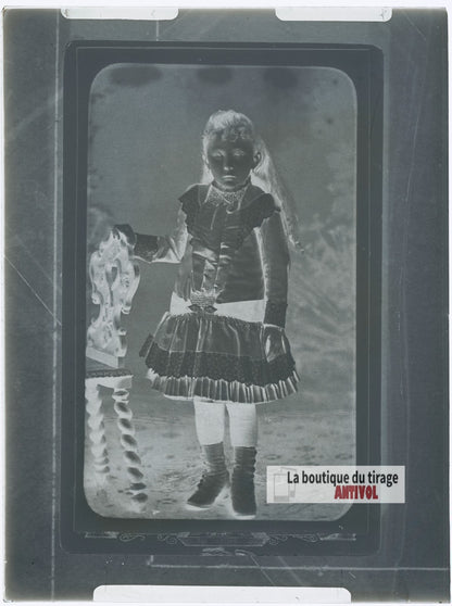 Portrait d'une jeune fille en robe, plaque verre photo ancienne, négatif 9x12 cm