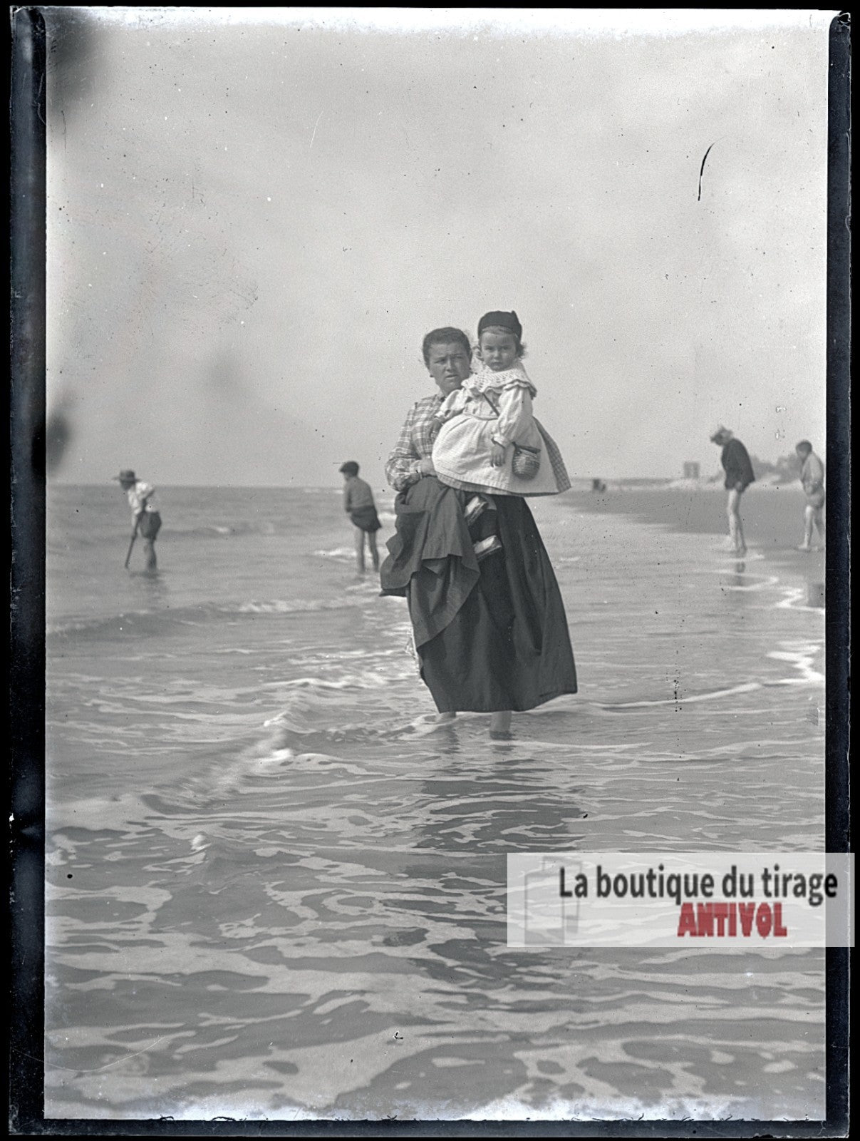 Mère et enfant, vagues Berck-Plage, plaque verre photo ancienne, négatif 9x12 cm