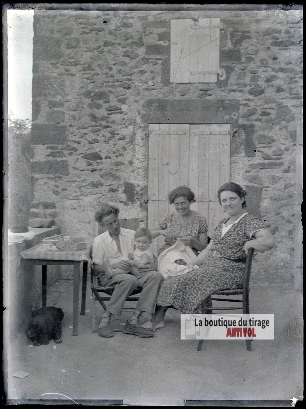 Famille devant une maison, plaque verre photo ancienne, négatif 9x12 cm