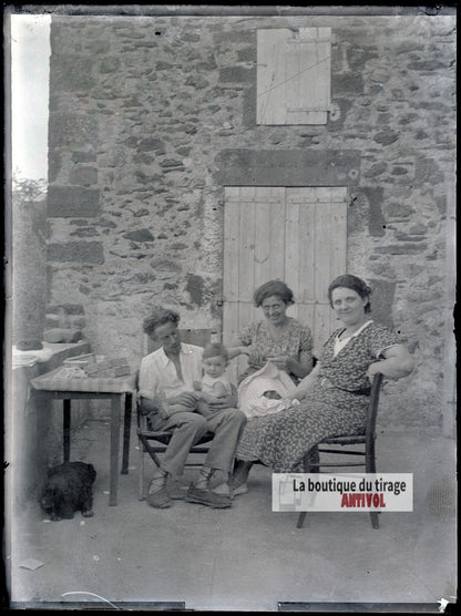 Famille devant une maison, plaque verre photo ancienne, négatif 9x12 cm