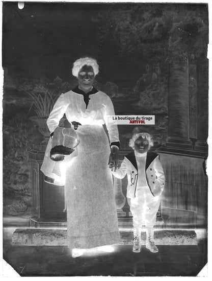 Plaque verre photo ancienne négatif noir et blanc 9x12 cm femme mère fils enfant