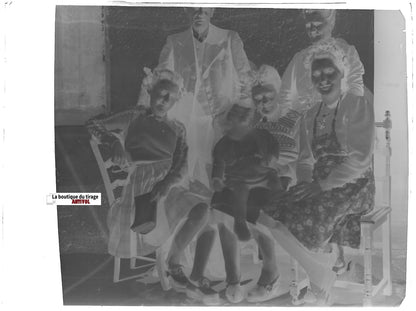 Famille, maison, Plaque verre photo ancienne, négatif noir & blanc 9x12 cm