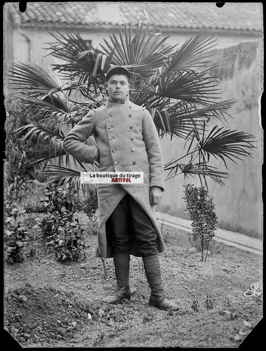 Plaque verre photo ancienne négatif noir et blanc 9x12 cm soldat homme jardin 