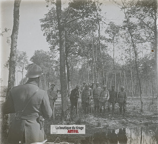 Groupe soldats en forêt, guerre WW1, plaque verre photo ancienne stéréo 6x13 cm
