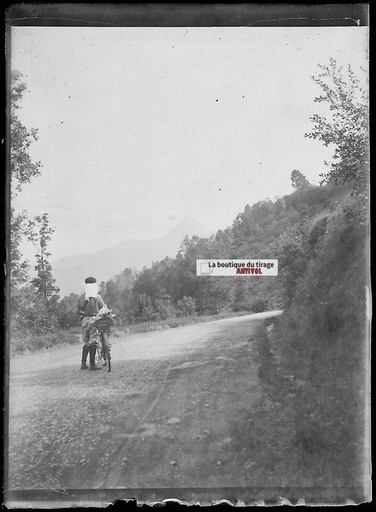 Plaque verre photo ancienne négatif noir et blanc 6x9 cm cycliste vélo Pyrénées - La Boutique Du Tirage 