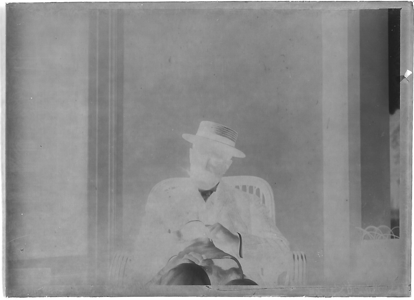 Plaque verre photo négatif noir et blanc 6x9 cm homme vintage chiot France