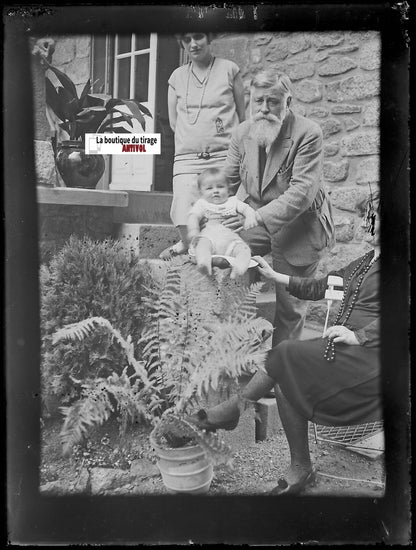 Famille, maison, plaque verre photo ancienne, négatif noir & blanc 9x12 cm