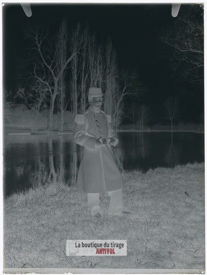 Officier français, soldat, étang, plaque verre, photo ancienne, négatif 9x12 cm
