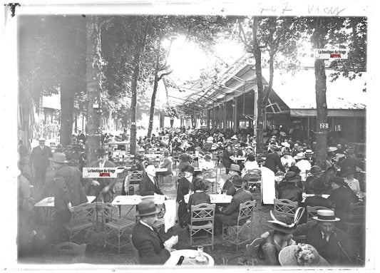 Plaque verre photo ancienne positif noir et blanc 13x18 cm Vichy Parc buvette