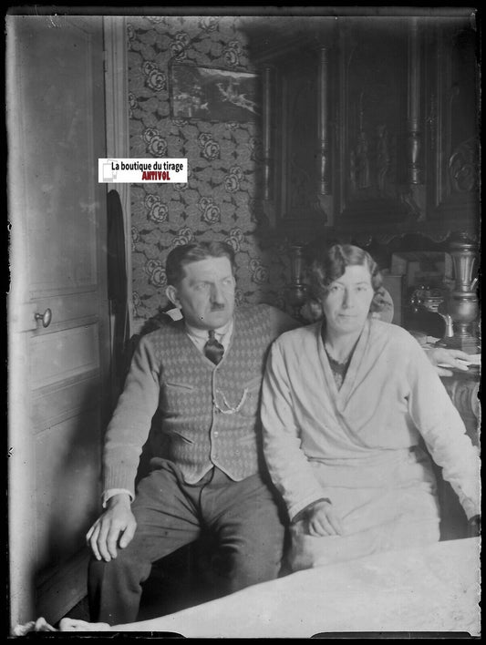 Couple, salon, plaque verre photo ancienne, négatif noir & blanc 9x12 cm