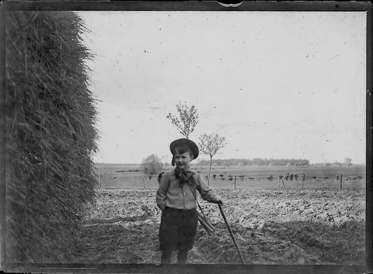 Plaque verre photo ancienne négatif noir et blanc 6x9 cm enfant champs vintage - La Boutique Du Tirage 