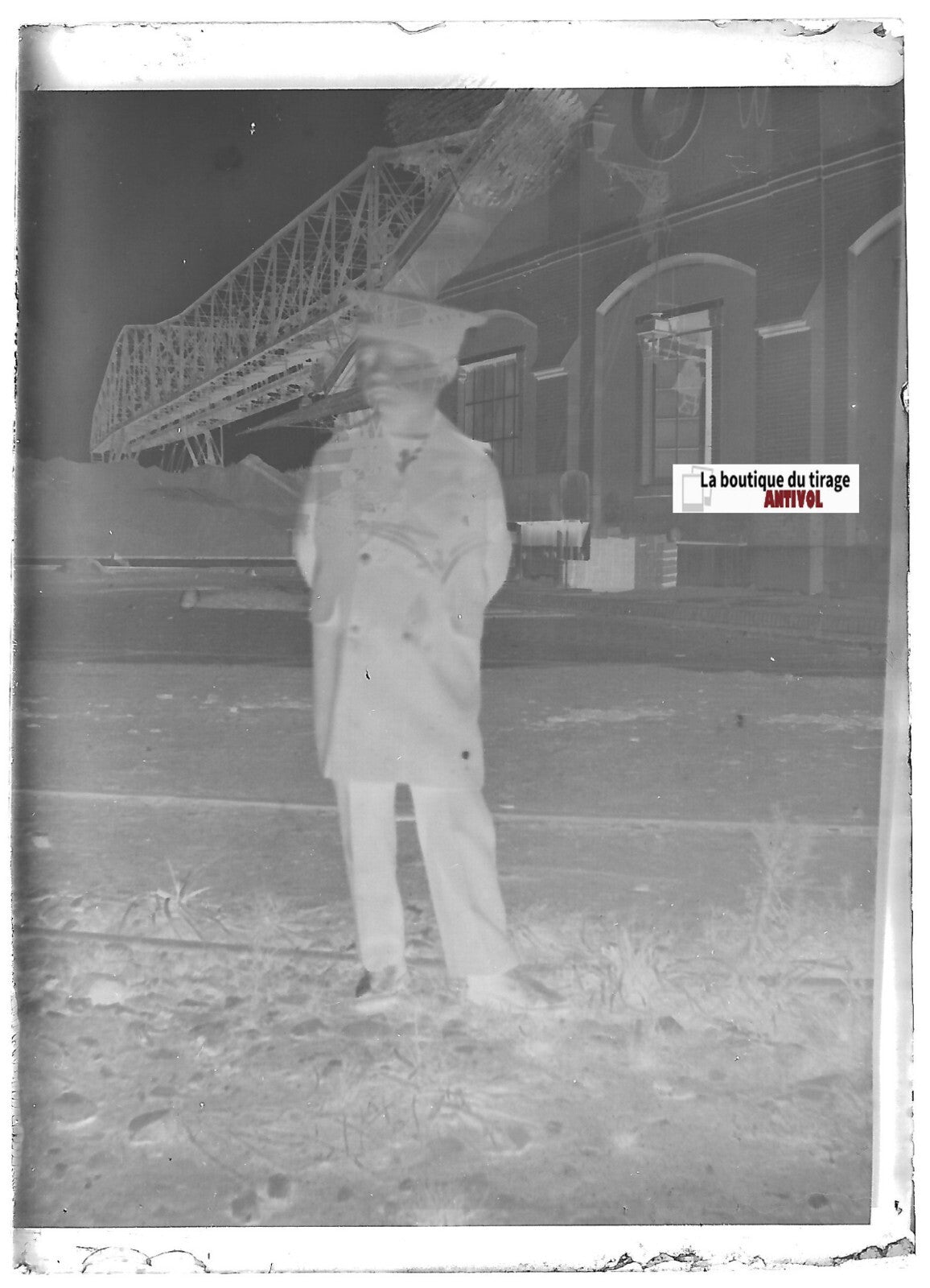 Usine, garçon, Plaque verre photo ancienne, négatif noir & blanc 6x9 cm