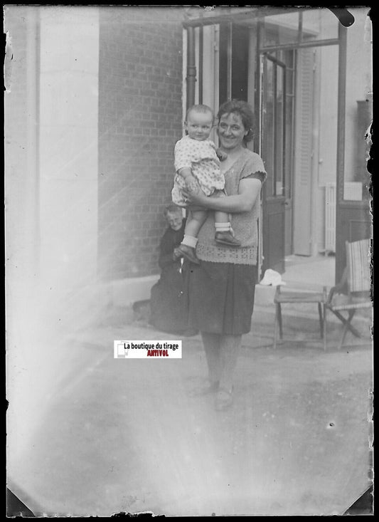 Bébé, famille, France, Plaque verre photo, négatif ancien noir & blanc 6x9 cm