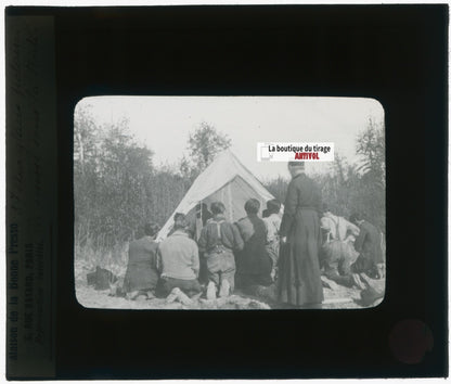 Messe sous la tente, photo plaque verre, noir & blanc, positif 8,5x10 cm