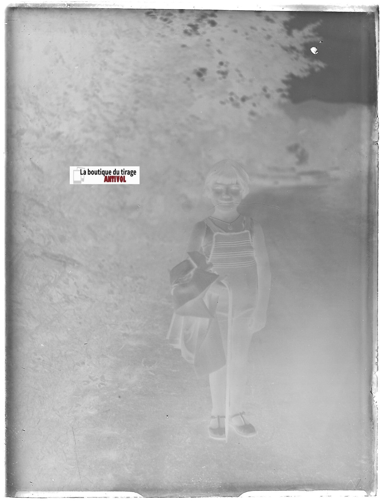 Fille, nature, route, Plaque verre photo ancienne, négatif noir & blanc 9x12 cm