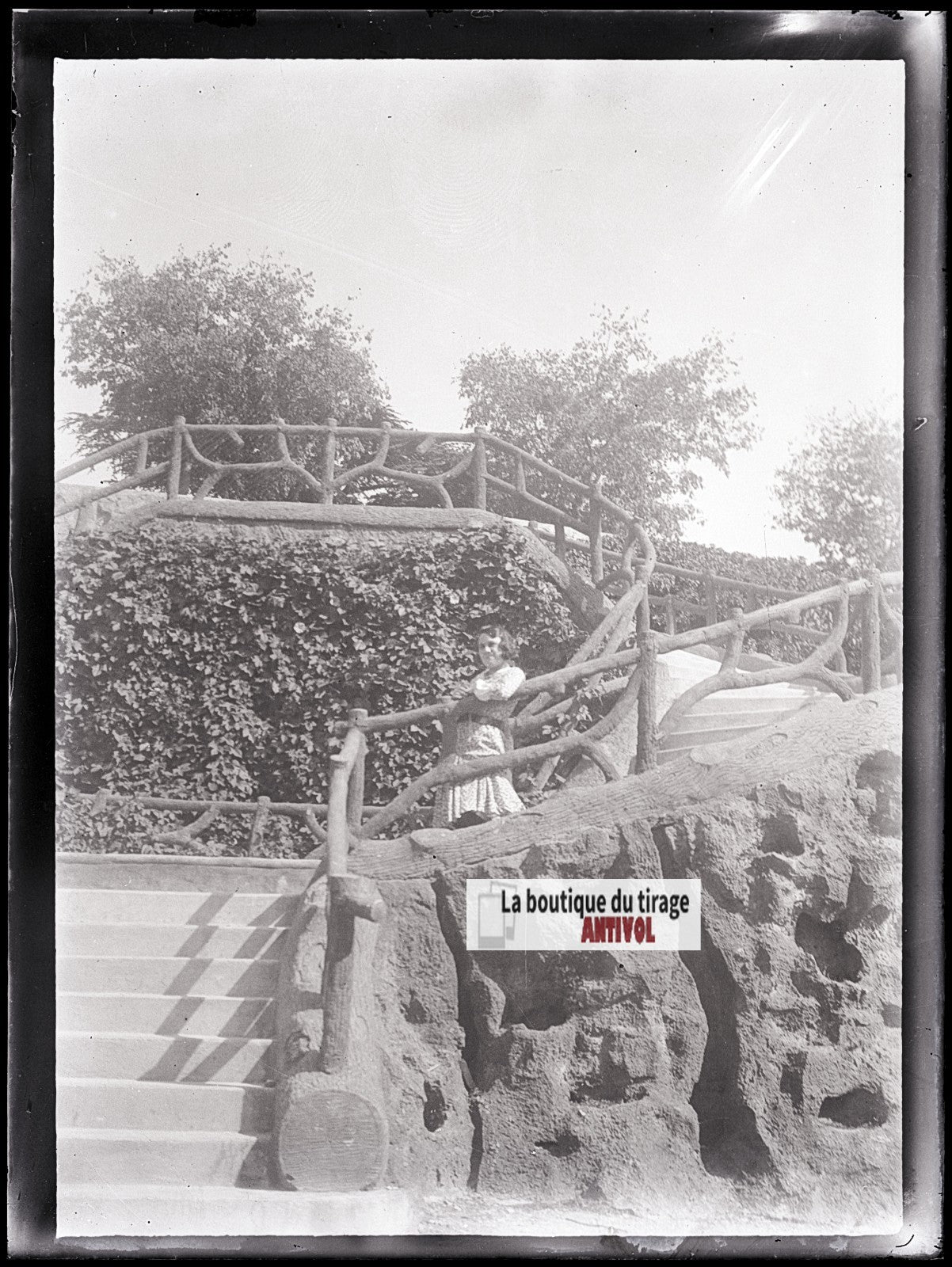 Femme, parc jardin, photo ancienne plaque verre, négatif noir & blanc, 9x12 cm