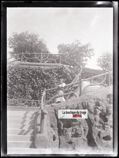 Femme, parc jardin, photo ancienne plaque verre, négatif noir & blanc, 9x12 cm