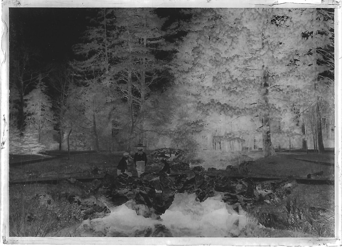 Plaque verre photo ancienne négatif noir et blanc 6x9 cm enfants eau parc