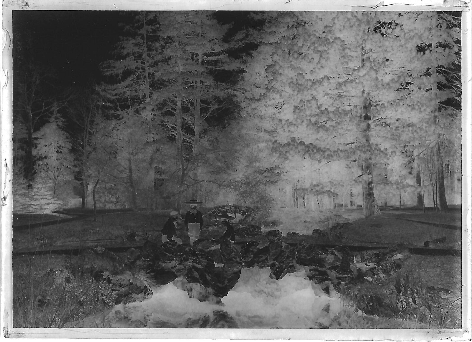 Plaque verre photo ancienne négatif noir et blanc 6x9 cm enfants eau parc