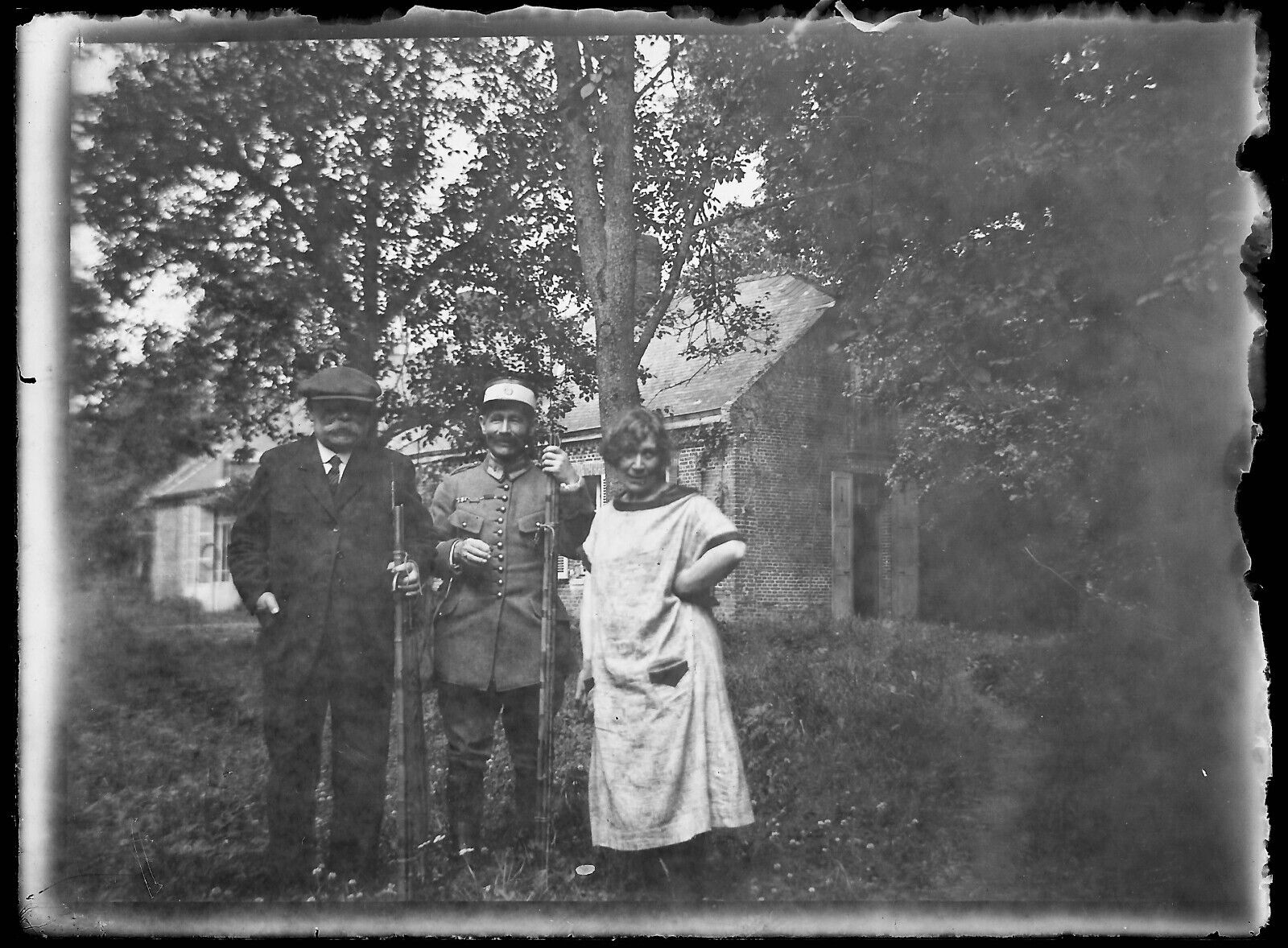 Plaque verre photo ancienne noir et blanc négatif 9x12 cm soldat maison fusil