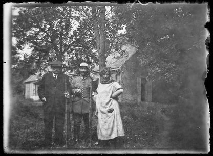 Plaque verre photo ancienne noir et blanc négatif 9x12 cm soldat maison fusil