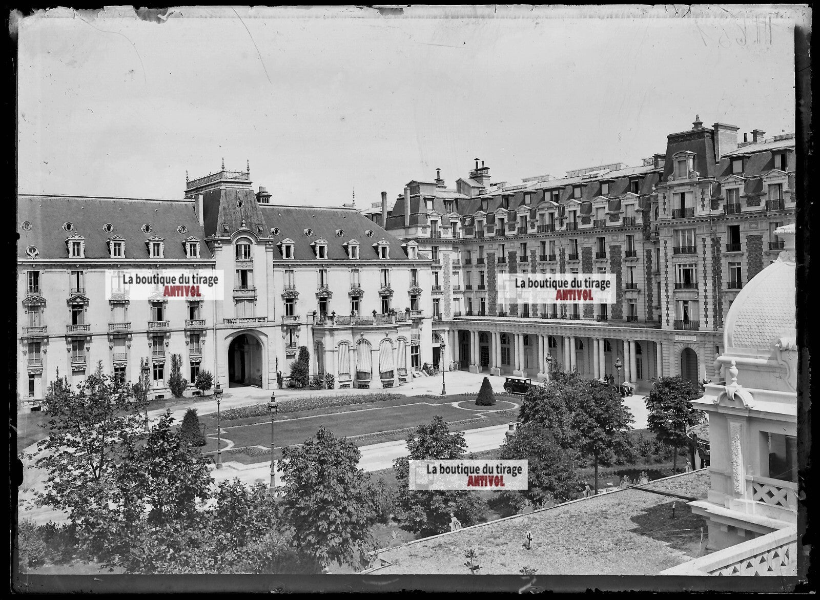 Plaque verre photo ancienne négatif noir et blanc 13x18 cm Vittel hôtel voiture