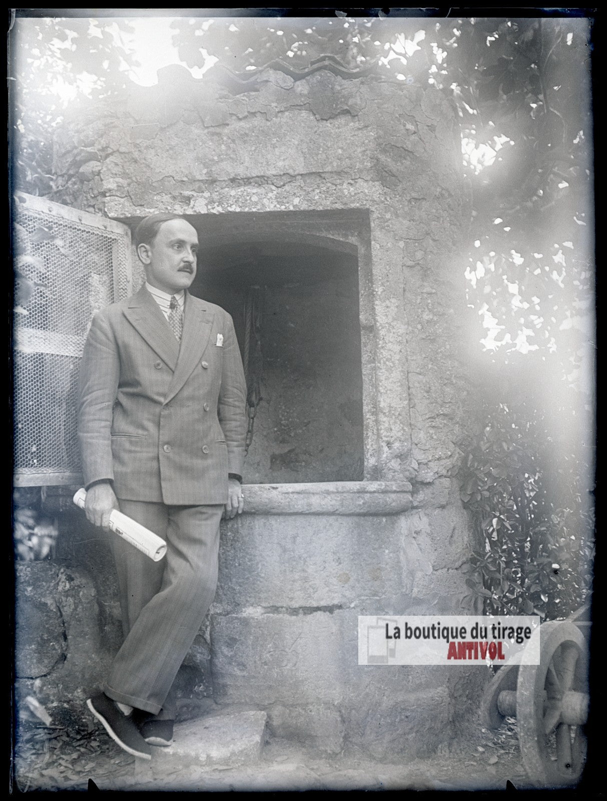 Portrait d’homme près d’un puits, plaque verre photo ancienne, négatif 9x12 cm