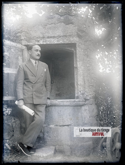 Portrait d’homme près d’un puits, plaque verre photo ancienne, négatif 9x12 cm