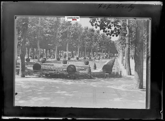 Plaque verre photo ancienne négatif noir et blanc 13x18 cm Vichy parc public