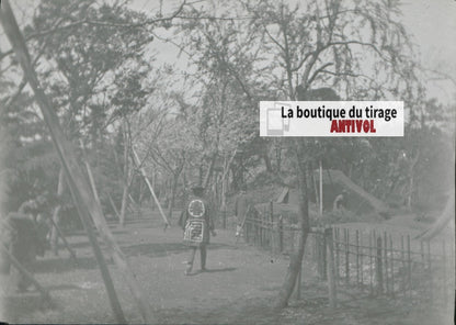 Jardiniers, parc, Japon, photo plaque verre, noir & blanc, positif 8,5x10 cm