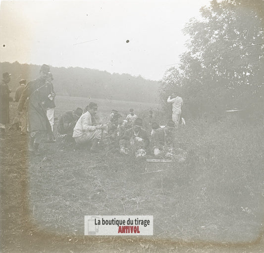 Soldats au repos, guerre, plaque verre stéréo, photo ancienne 4,5x10,7 cm