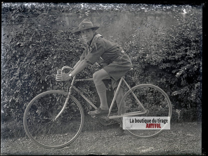 Jeune scout à bicyclette, portrait, plaque verre photo ancienne, négatif 9x12 cm