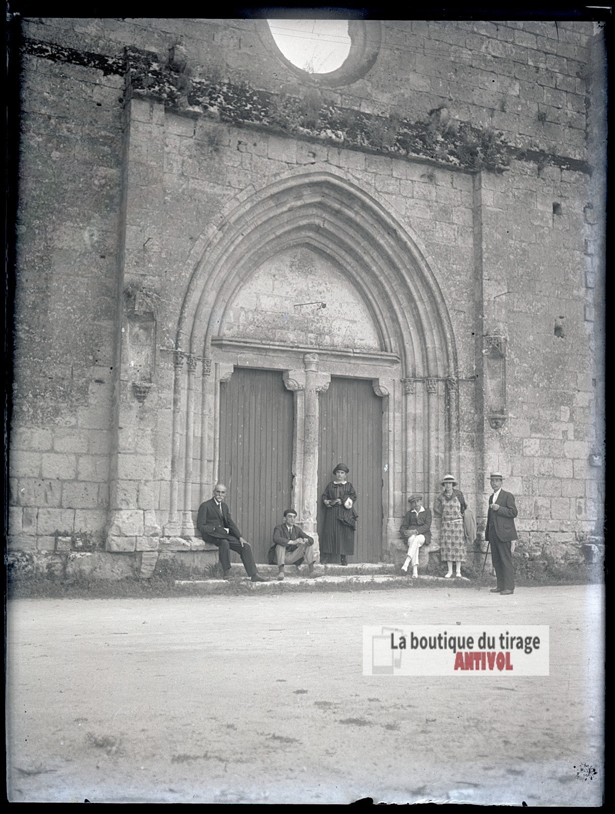 Groupe devant une église gothique, plaque verre photo ancienne, négatif 9x12 cm