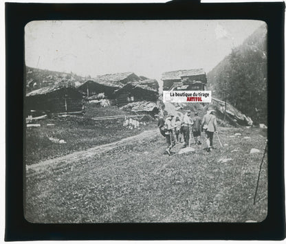 Randonnée, montagne village, photo plaque verre, noir & blanc, positif 8,5x10 cm