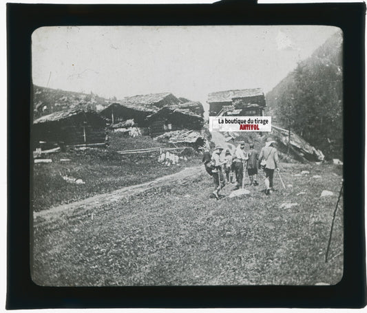 Randonnée, montagne village, photo plaque verre, noir & blanc, positif 8,5x10 cm
