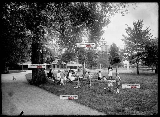 Plaque verre photo ancienne négatif noir et blanc 13x18 cm Vittel parc enfants