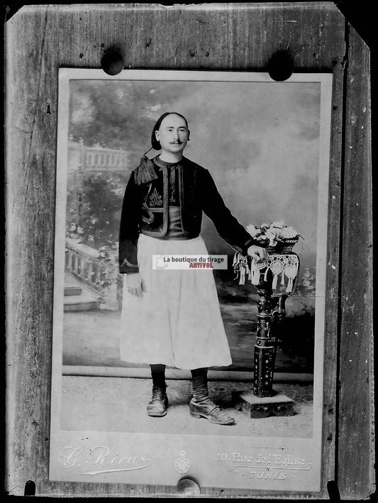 Plaque verre photo ancienne négatif noir et blanc 9x12 cm homme Tunis Tunisie 