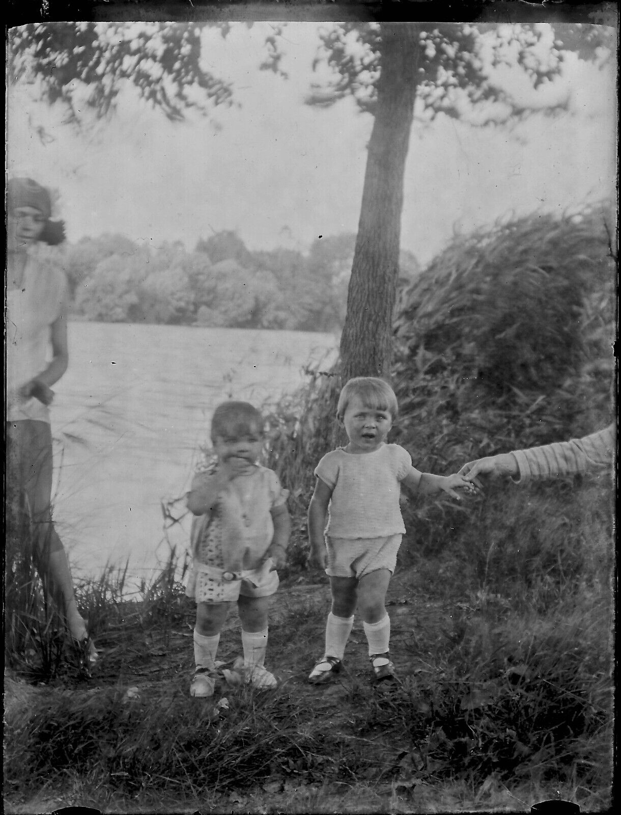 Plaque verre photo ancienne négatif noir et blanc 9x12 cm enfants rivière