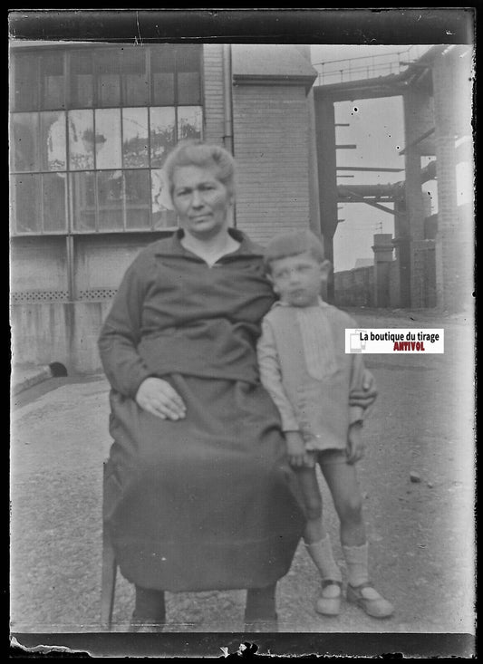 Usine, enfant, mamie, Plaque verre photo ancienne, négatif noir & blanc 6x9 cm