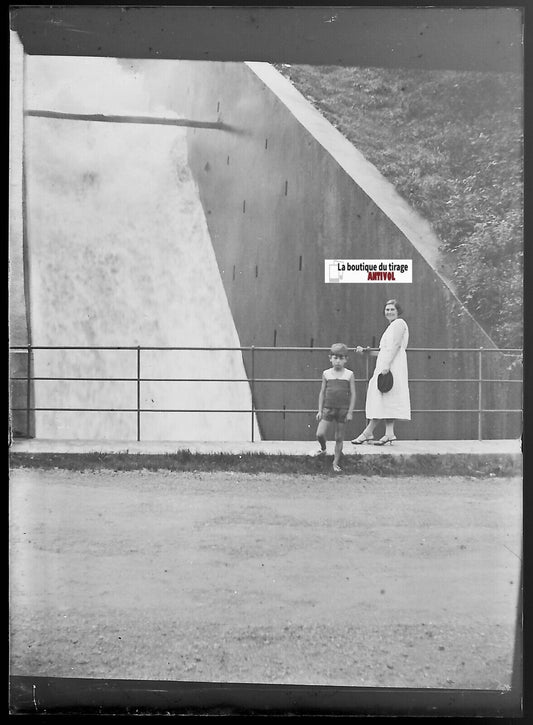 Barrage, famille, Plaque verre photo ancienne, négatif noir & blanc 6x9 cm