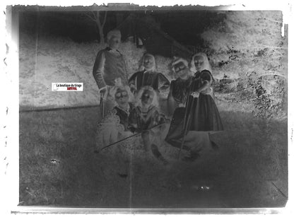 Famille, parc, Plaque verre photo ancienne, négatif noir & blanc 6x9 cm