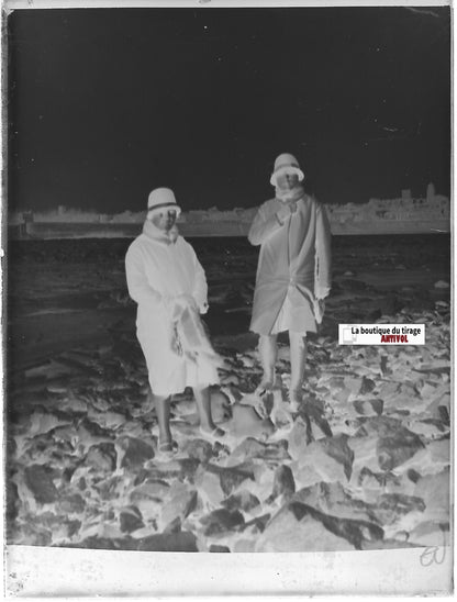 Femme, mer, France, Plaque verre photo ancienne, négatif noir & blanc 9x12 cm