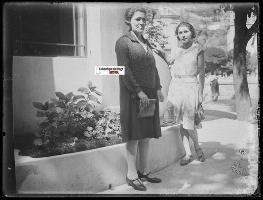 Femmes, France, Plaque verre photo ancienne, négatif noir & blanc 9x12 cm