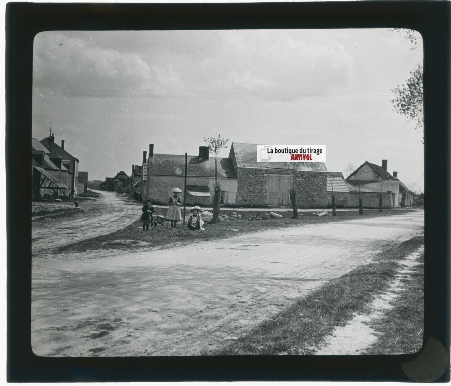Scène de village, enfants, photo plaque verre, noir & blanc, positif 8,5x10 cm
